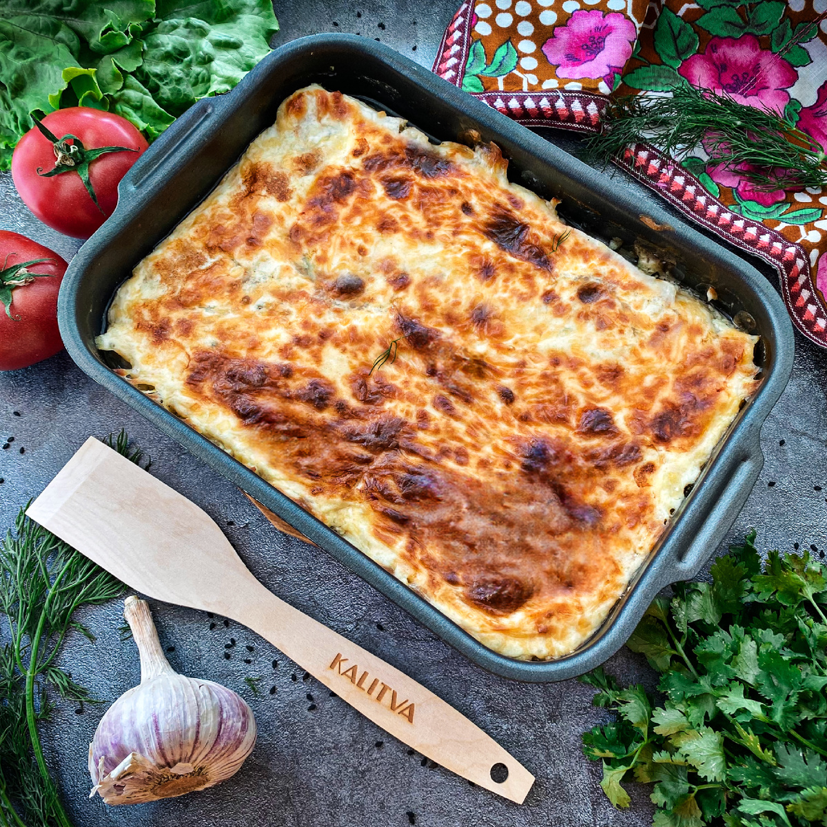 Нежная треска с сырной корочкой на луковой подушке: быстро и вкусно