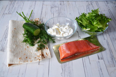 Невероятный рулет из лаваша с семгой и творожным сыром, который покорит ваши вкусовые рецепторы