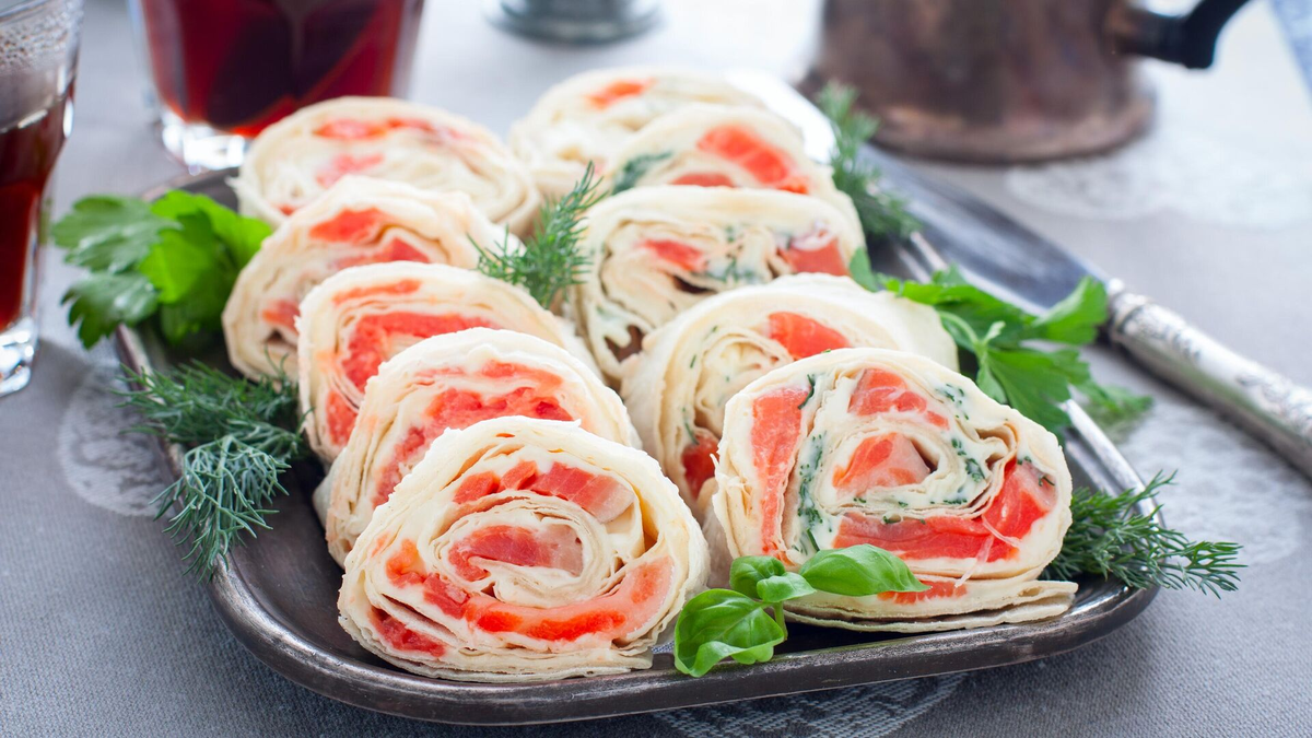 Вкусный рулет из лаваша с рыбкой за считанные минуты