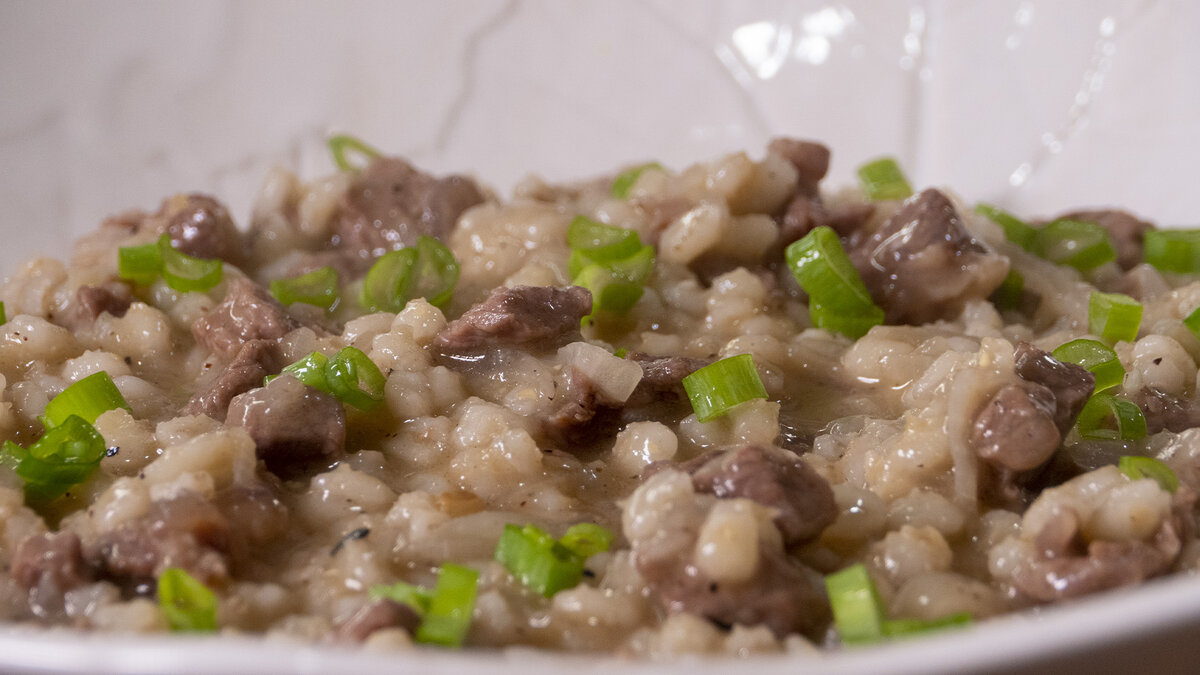 Настоящий гастрономический праздник: перловка с гуляшем под грибным соусом