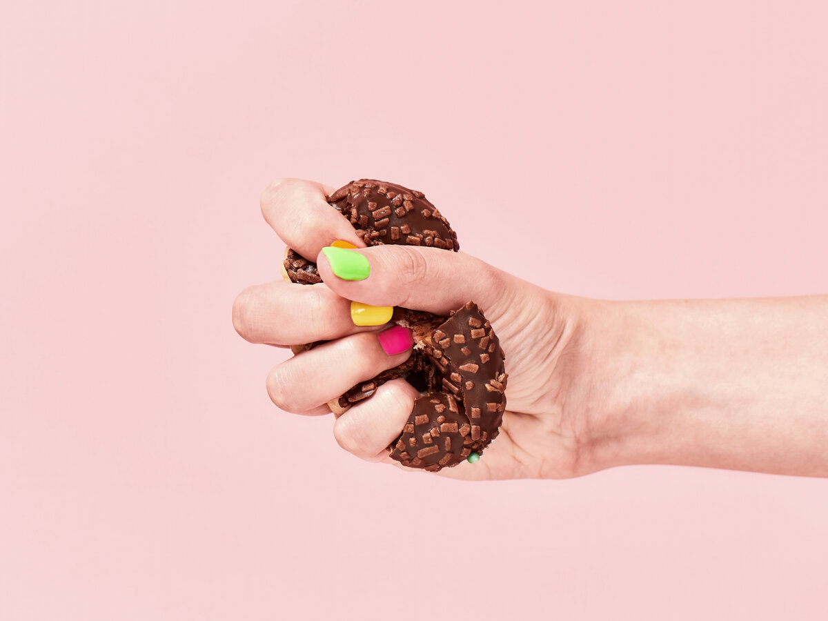 Почему нас тянет к сладкому: топ причин и советы