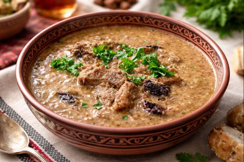 Новый взгляд на харчо: густой суп без риса с орехами и черносливом