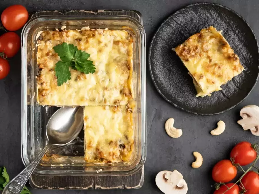 Покорите новый вкус: картофельная запеканка с грибами и ореховым соусом