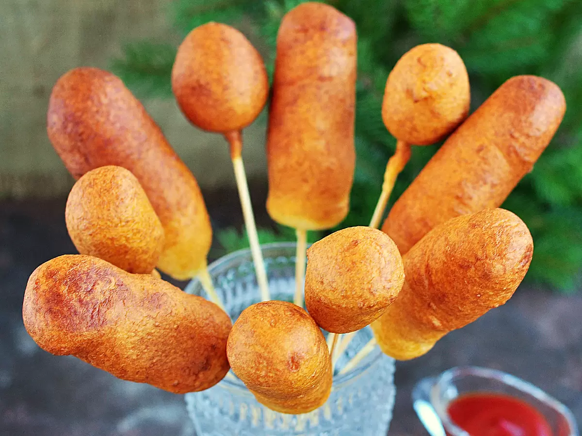 Ностальгия по уличной еде: готовим сосиски в тесте как в советском детстве