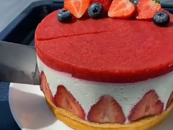 Летнее наслаждение: как приготовить легкий французский торт с клубникой