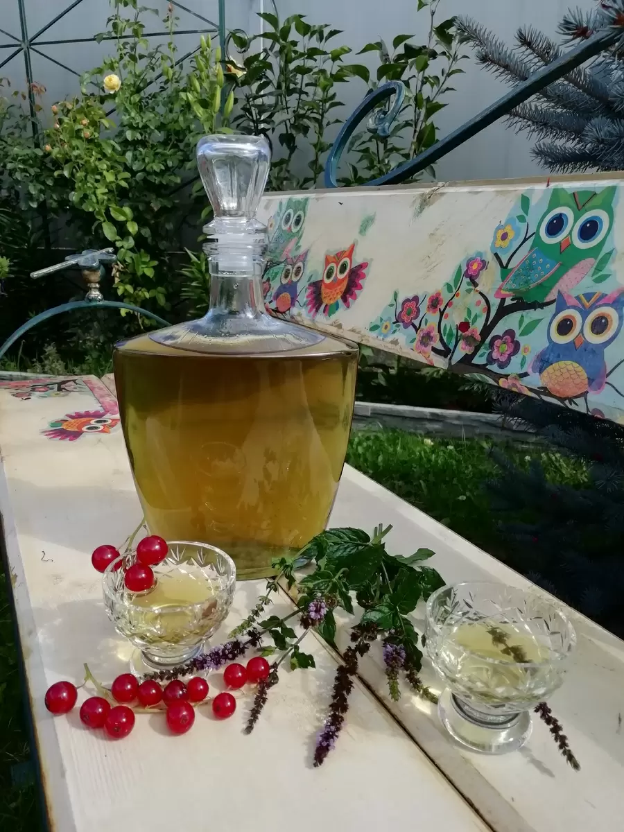 Летняя свежесть: как приготовить ароматный мятный ликер в домашних условиях