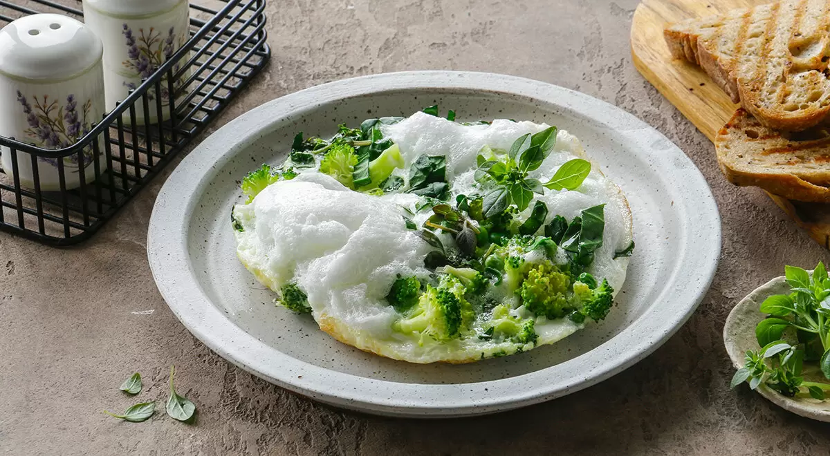 Как приготовить белковый омлет с зелеными овощами: полезный и вкусный завтрак