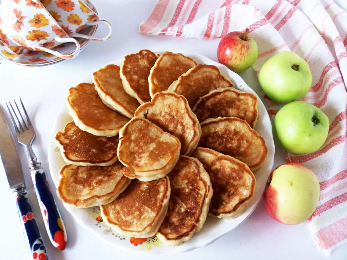 Нежные яблочные оладьи на сметане: идеальный завтрак для любителей сладкого