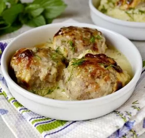 Нежные куриные биточки в сливочном соусе