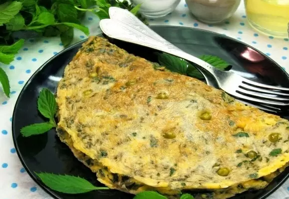 Омлет с мятой, сыром и зелёным горошком