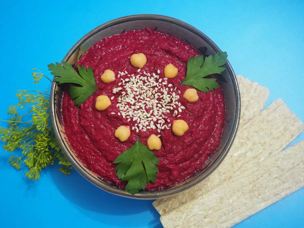 Новый взгляд на хумус: свекольный деликатес, который покорит ваши чувства
