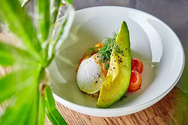 Киноа с яйцом пашот, авокадо и тыквой: Нежный вкус сбалансированного блюда