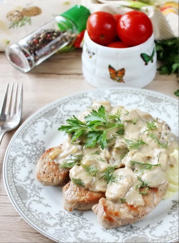 Медальоны из свинины с грибным соусом
