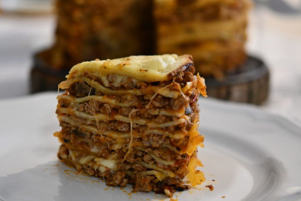 Блинный пирог с мясом и грибами: кулинарное вдохновение для вашего стола