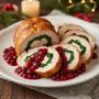 Изысканный рулет из индейки с сыром, шпинатом и клюквенным соусом