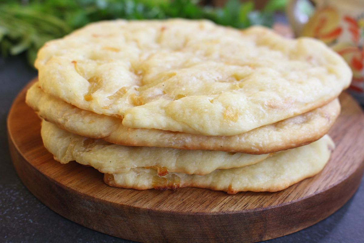 Луковые лепешки: вкусная выпечка для осенних вечеров