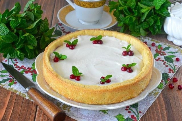 Пирог из песочного теста с брусникой и сметаной
