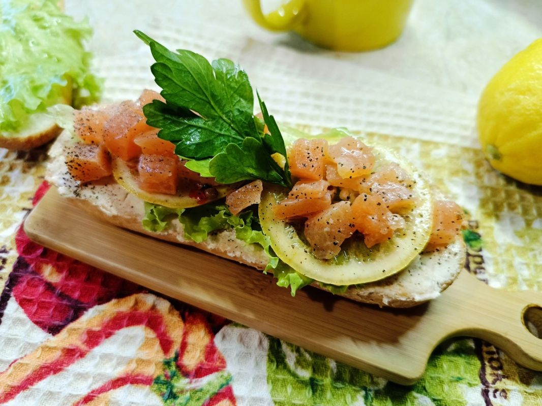 Сандвич с форелью и лимонной ноткой: новый взгляд на классическую закуску